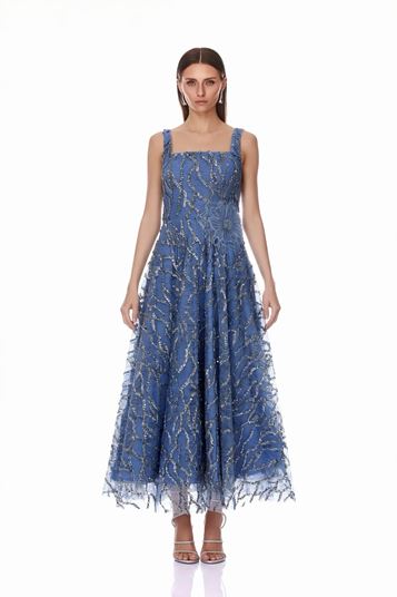 فستان سهرة مطرز باللون الأزرق